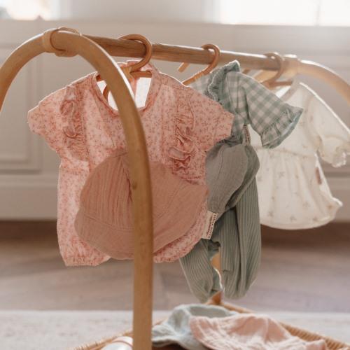 Puppen-Set Lily mit 2 süßen Bekleidungssets in Rosa und Grün Bundle Little Dutch