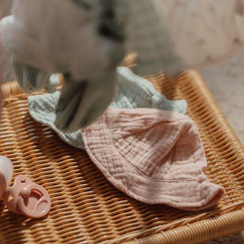 Puppen-Set Lily mit 2 süßen Bekleidungssets in Rosa und Grün Bundle Little Dutch