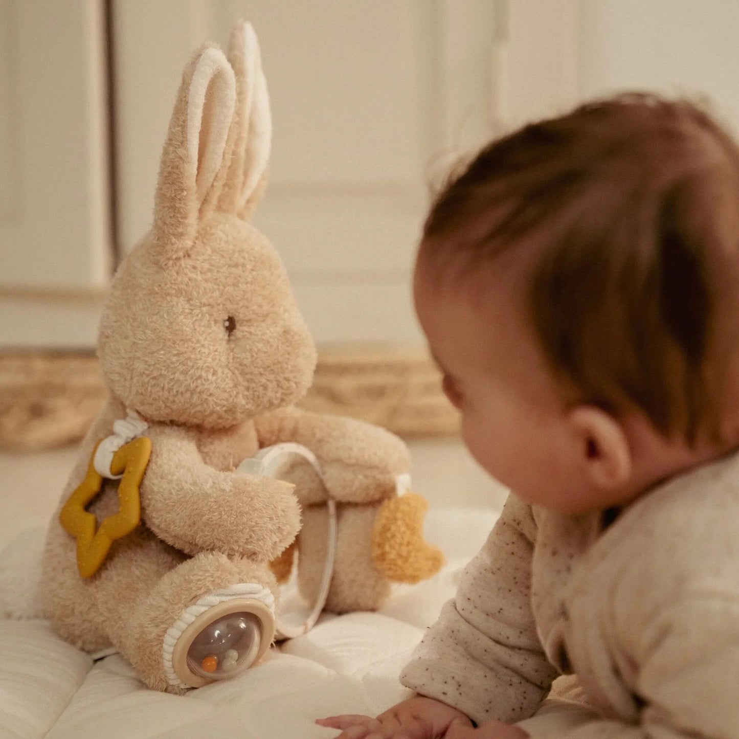 Little Dutch Aktivitätenkuscheltier beige Baby Bunny GRS